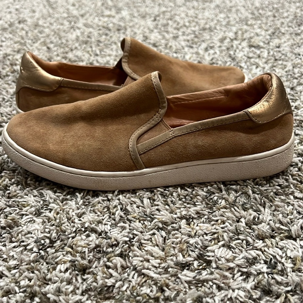 Women UGG cas slip on size 9. Lightly worn. Smoke pet free house